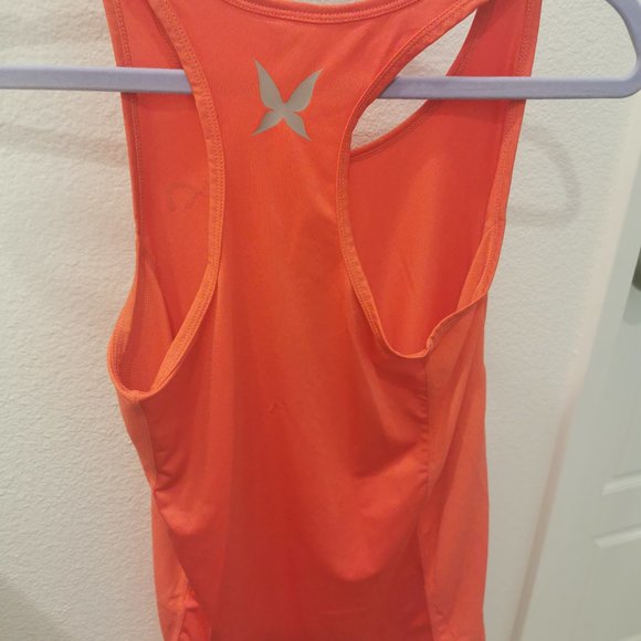 Workout top - Picture 2 of 3